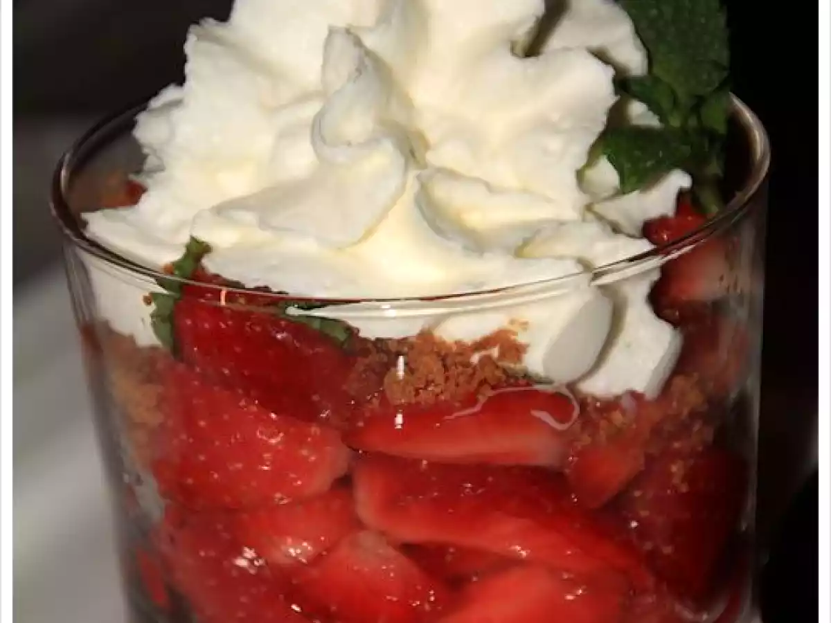 Salade de fraises à la menthe fraîche, crumble de spéculos, chantilly au siphon