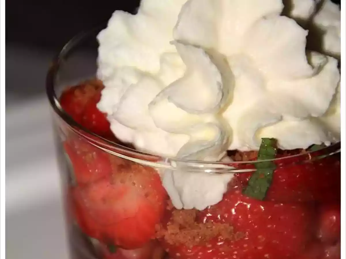 Salade de fraises à la menthe fraîche, crumble de spéculos, chantilly au siphon - photo 2