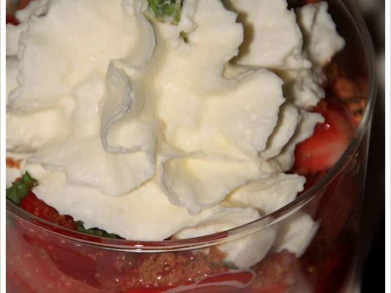 Salade de fraises à la menthe fraîche, crumble de spéculos, chantilly au siphon - photo 3