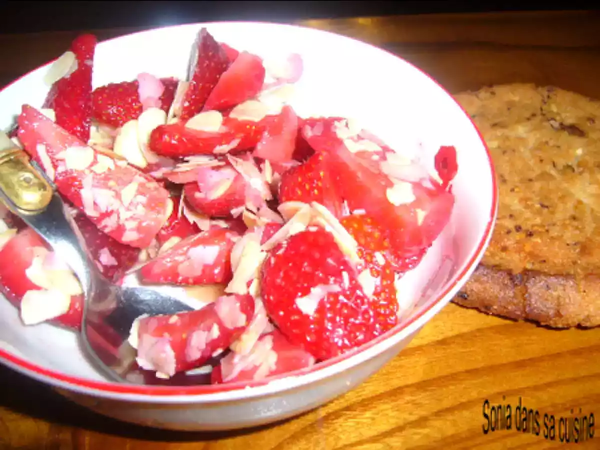 SALADE DE FRAISES AU CITRON GINGEMBRE ET AMANDES