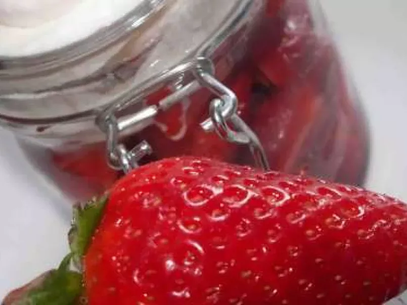 Salade de fraises au sirop de miel et chantilly - photo 2