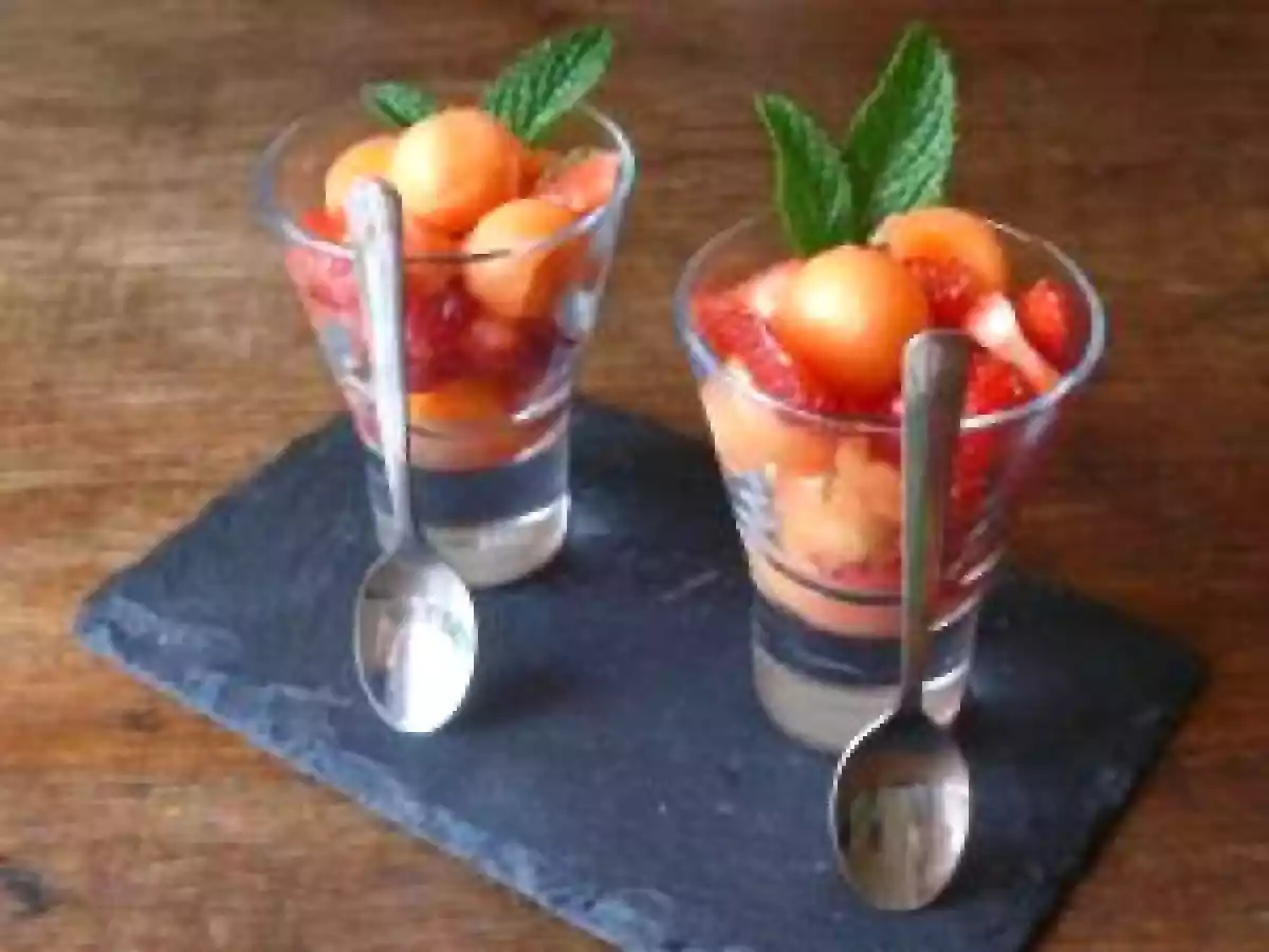 Salade de fraises et billes de melon