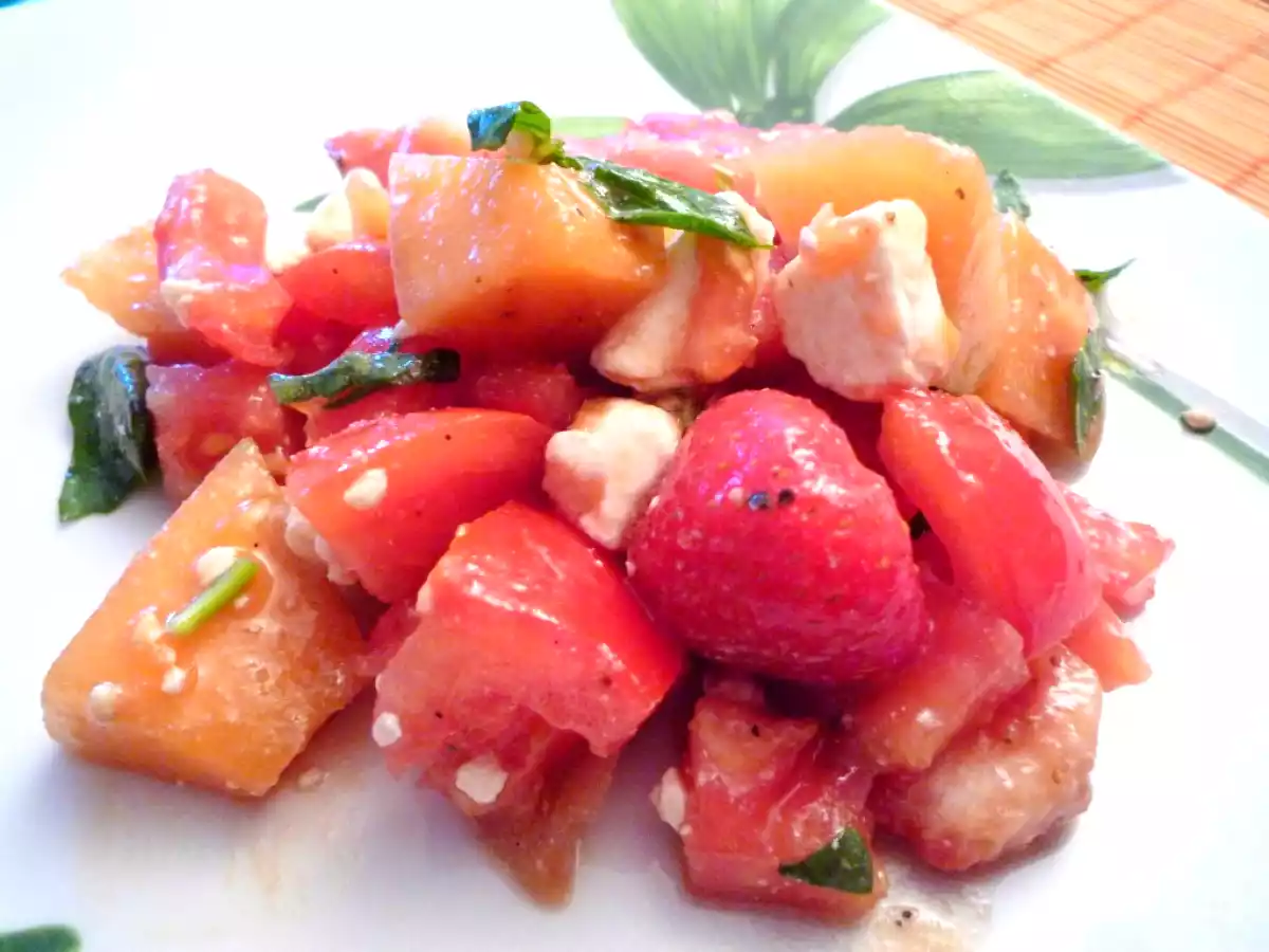 Salade de fraises, melon, tomates et feta