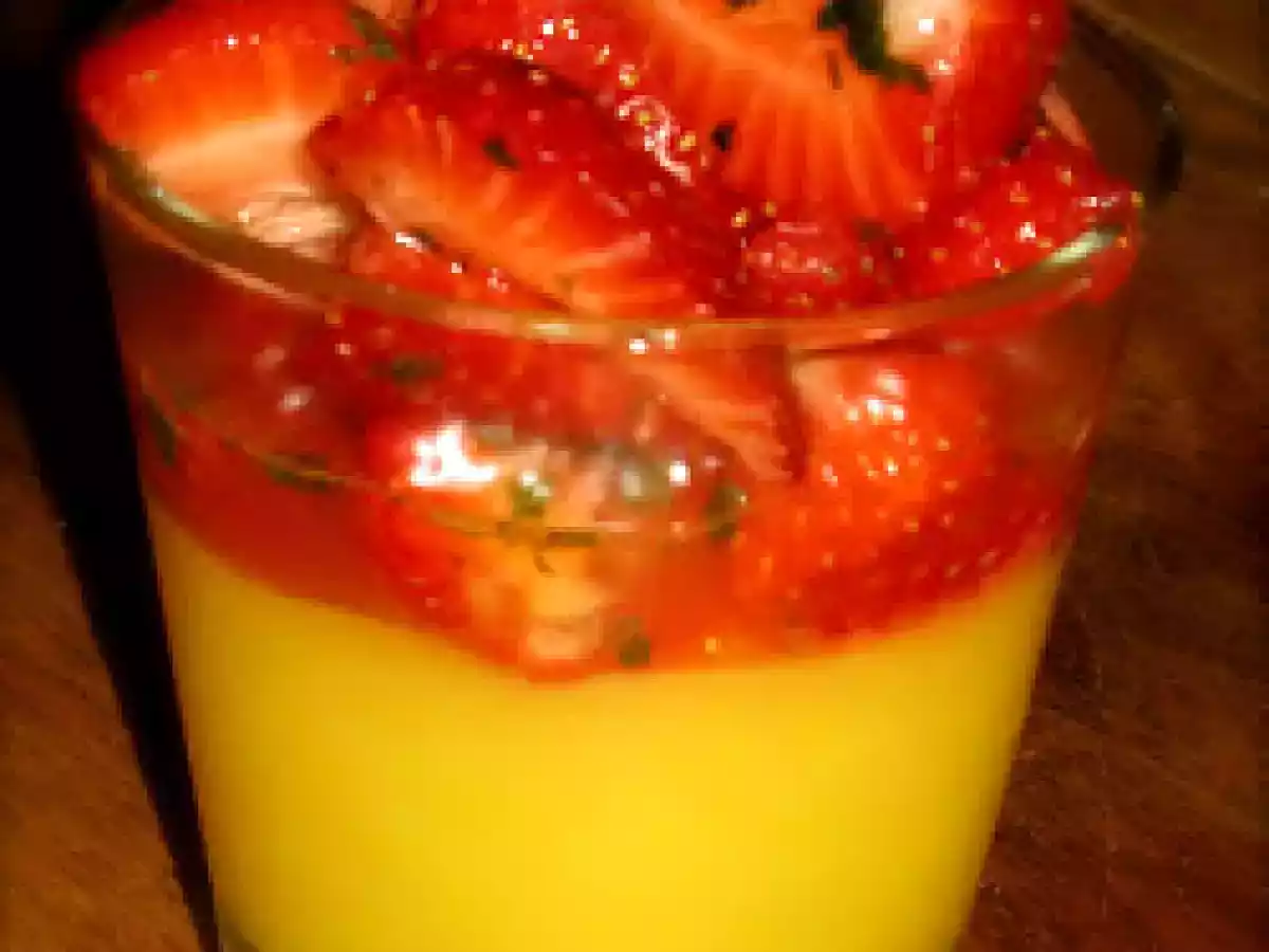 SALADE DE FRAISES SUR LIT D'ORANGES