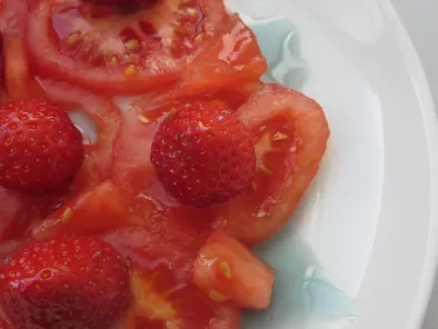 Salade de fraises, tomates et sirop de basilic pourpre