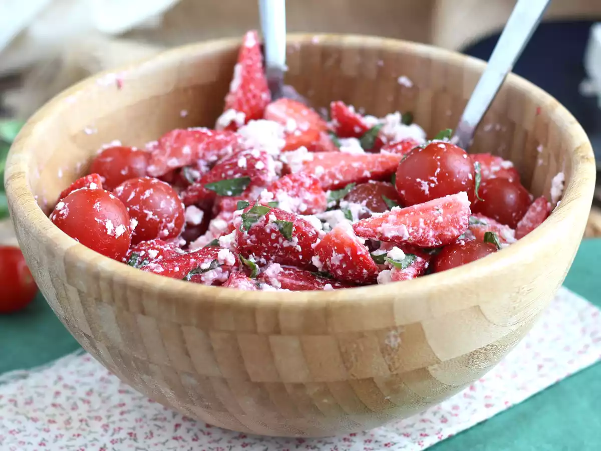 Salade de fraises, tomates, feta et basilic - photo 2