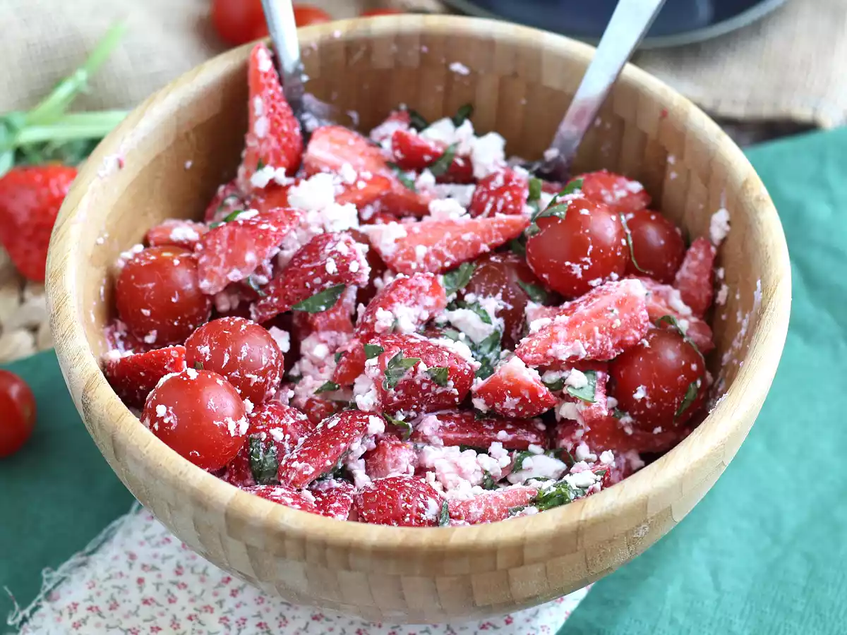 Salade de fraises, tomates, feta et basilic - photo 4