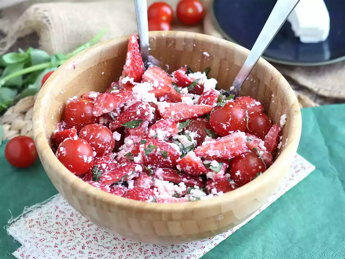 Salade de fraises, tomates, feta et basilic