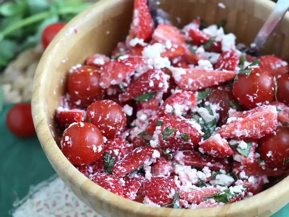 Salade de fraises, tomates, feta et basilic - photo 3