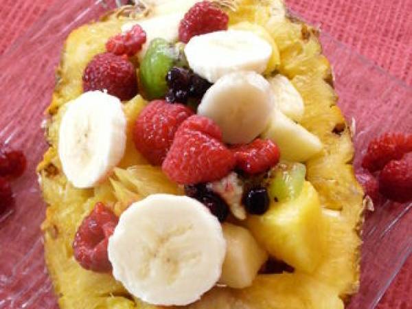 Salade de fruits en coupe d'ananas