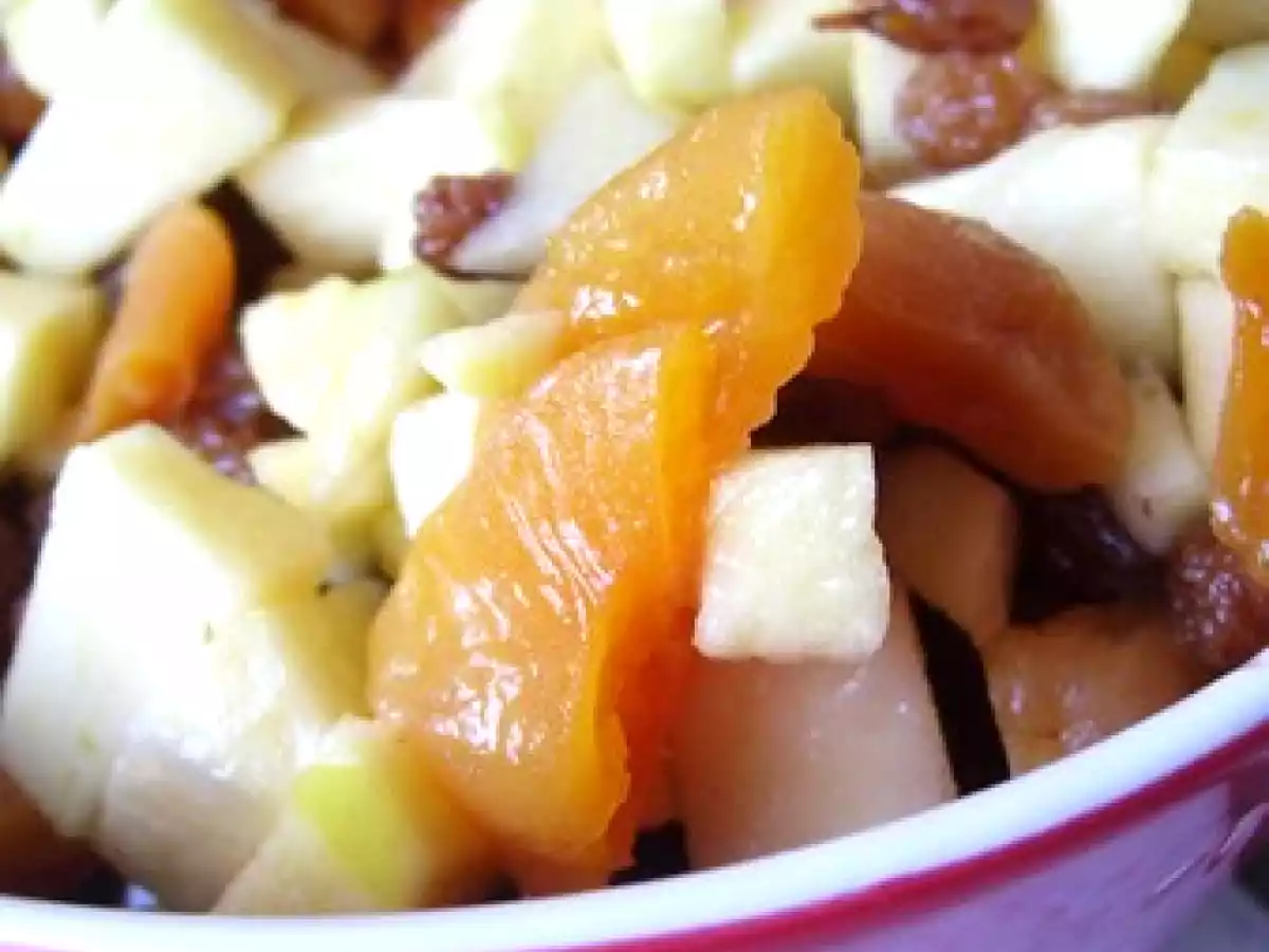 Salade de fruits : pommes, raisins et abricots