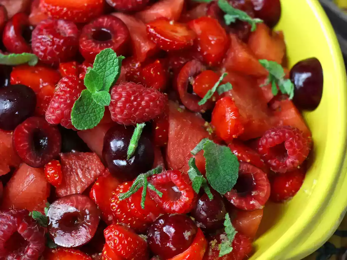 Salade de fruits rouges: fraise, framboise, cerise et pastèque, parfaite pour l'été!