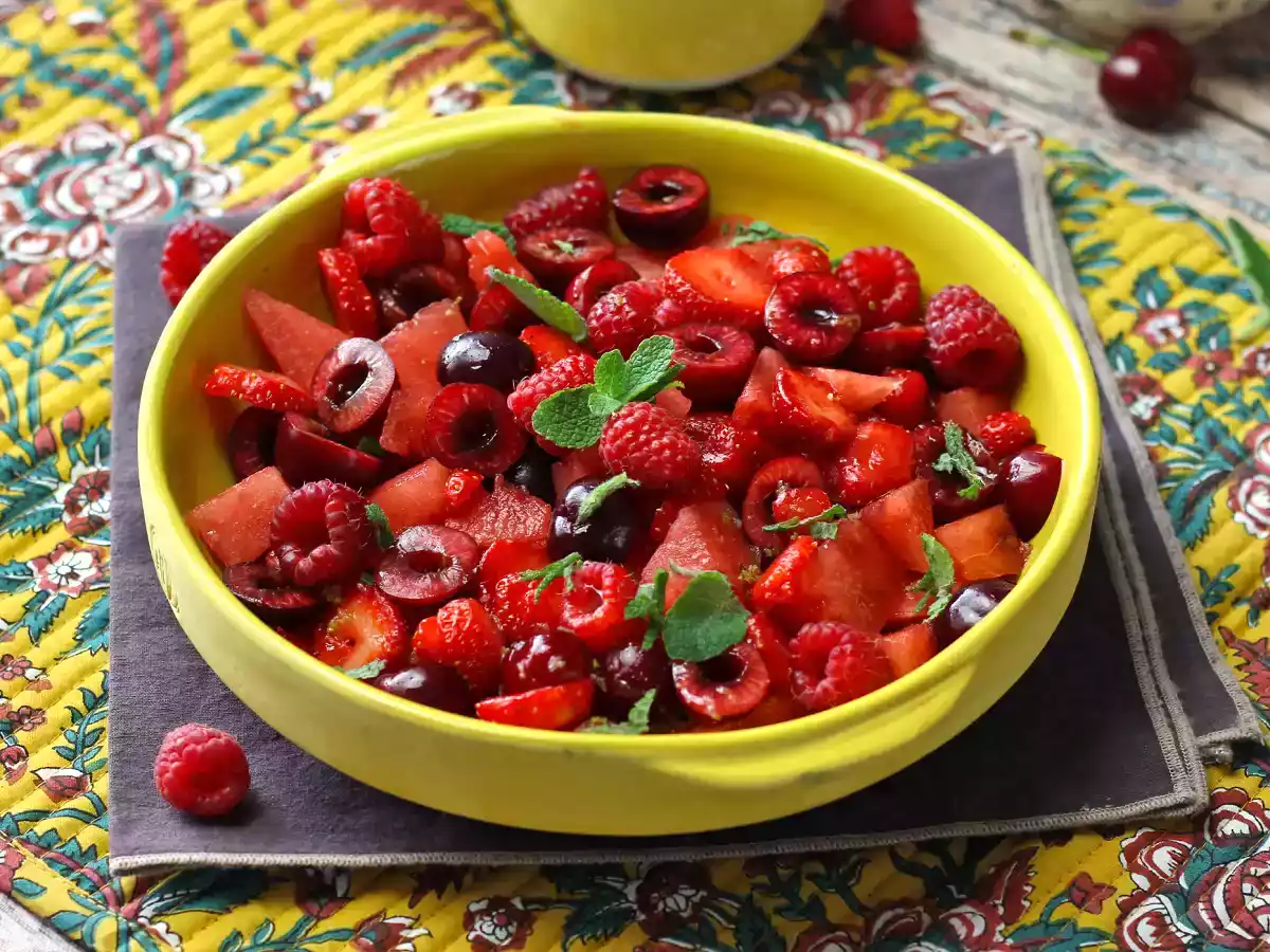 Salade de fruits rouges: fraise, framboise, cerise et pastèque, parfaite pour l'été! - photo 2