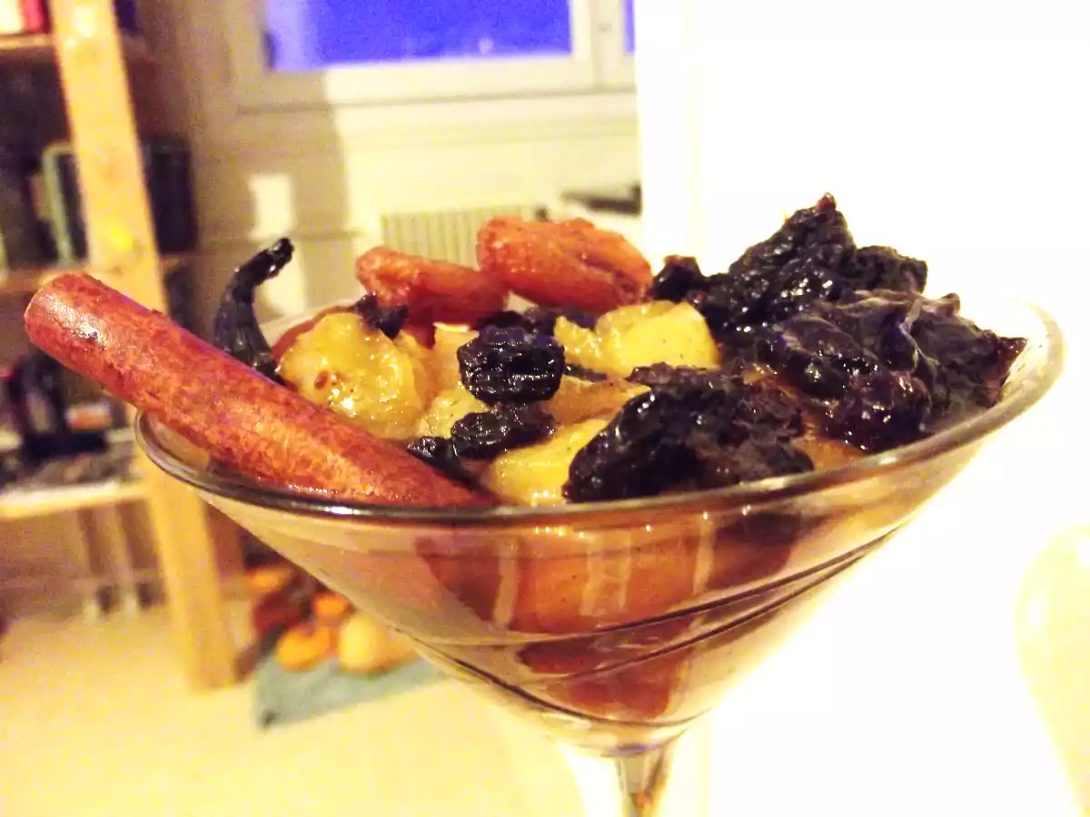 Salade de fruits secs et épices sur compotée de poire