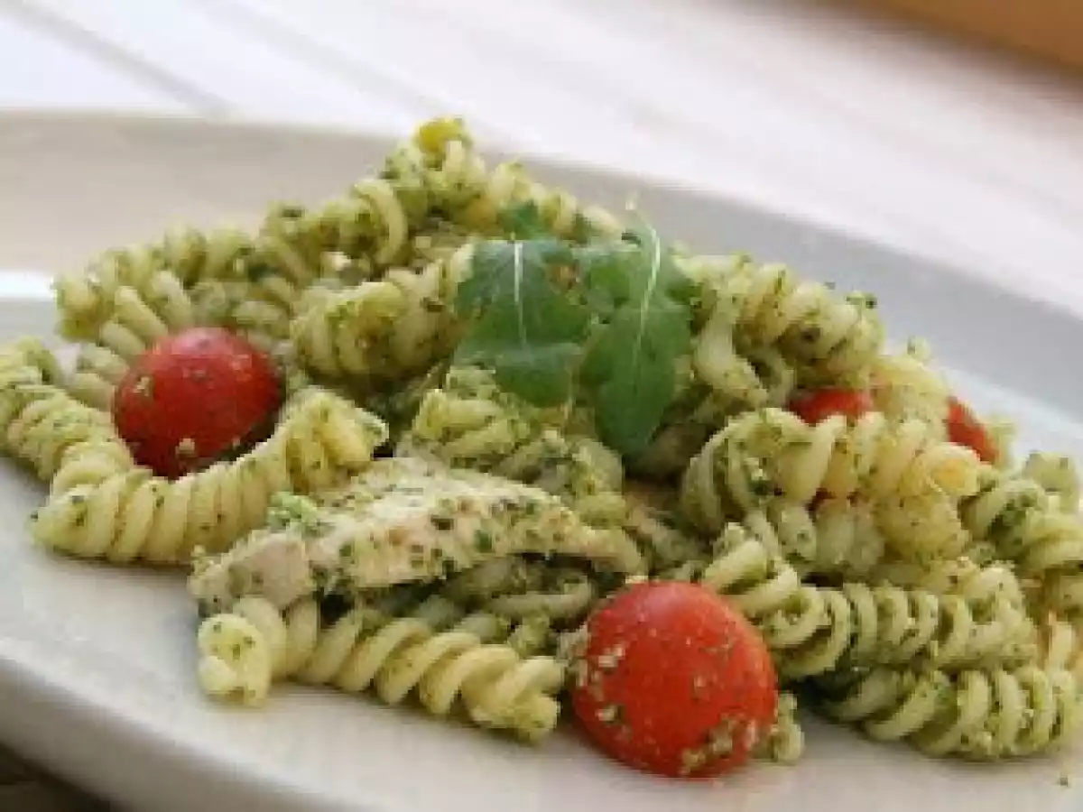 Salade de fusilli au poulet, pesto pistaches-roquette et tomates cerises