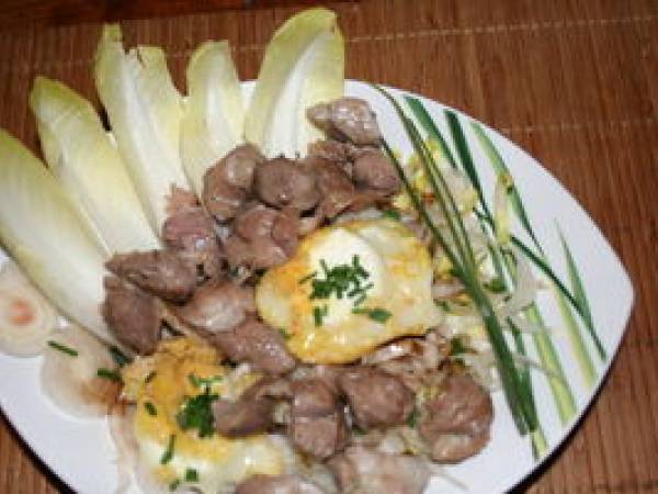 Salade de gésiers de poulet et crottin de chèvre chaud