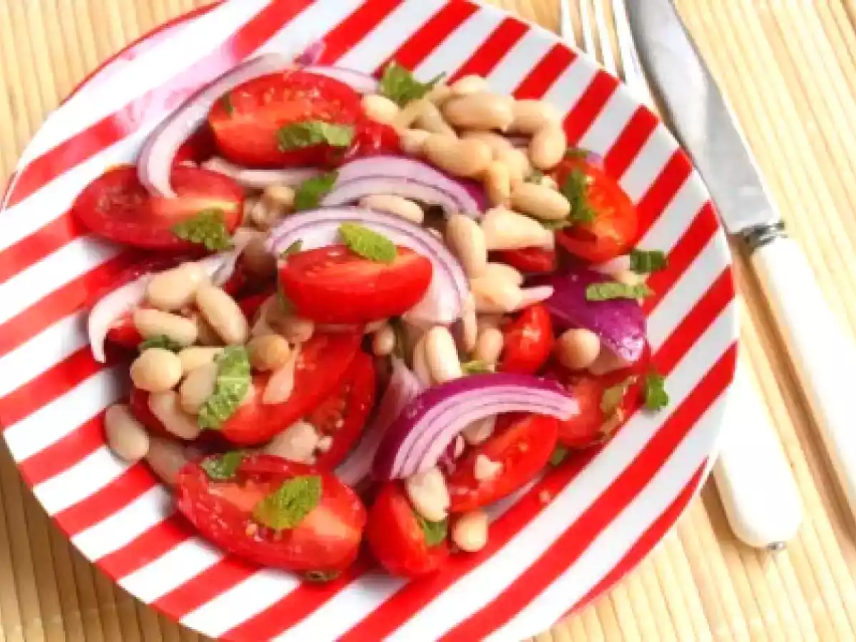 Salade de haricots blancs et tomates cerises à la menthe