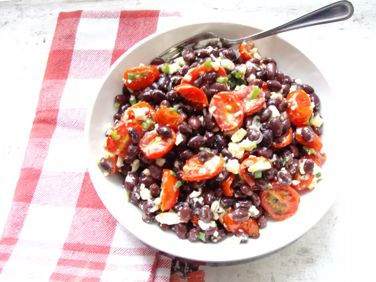 Salade de haricots noirs et tomates rôties