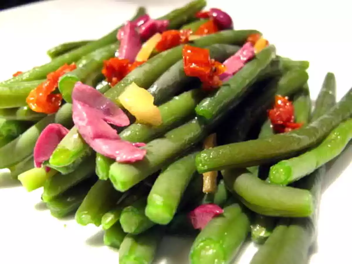 Salade de haricots verts au citron confit, tomate séchée et olives dodues