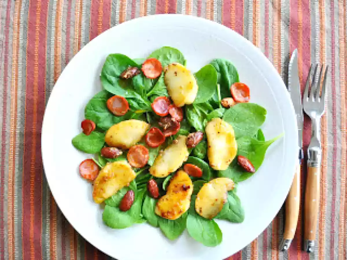 Salade de jeunes pousses d'épinards, chorizo, pommes et amandes