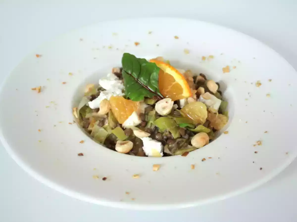 Salade de lentilles aux poireaux, noisettes, orange & chèvre