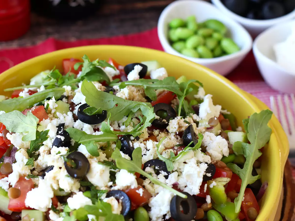 Salade de lentilles, feta et edamame aux légumes croquants