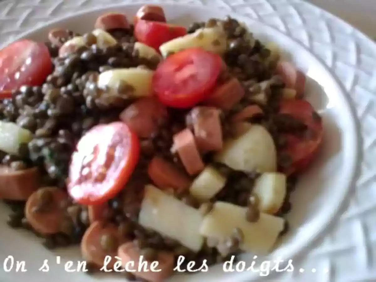 Salade de lentilles, saucisses, tomates, emmental.