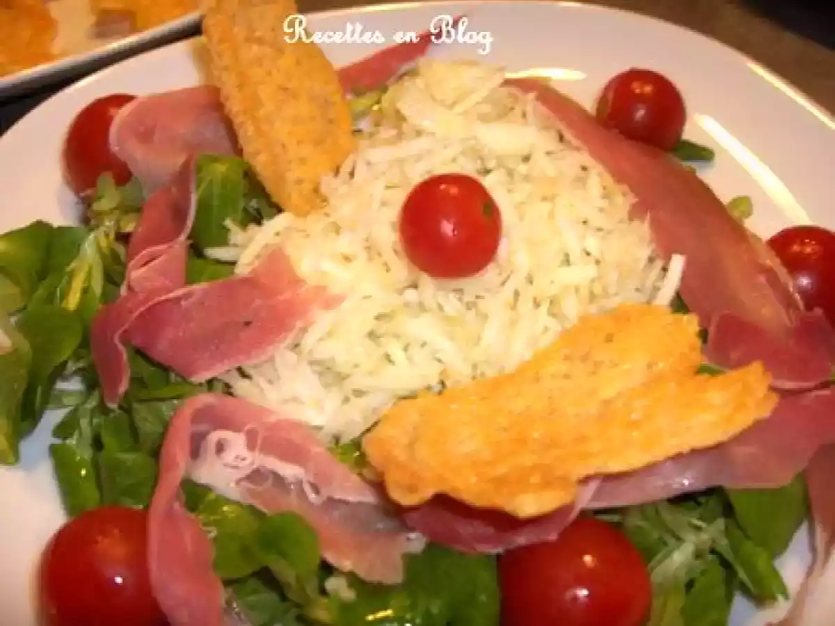 SALADE DE MACHE AU FENOUIL JAMBON CRU ET TUILES DE PARMESAN