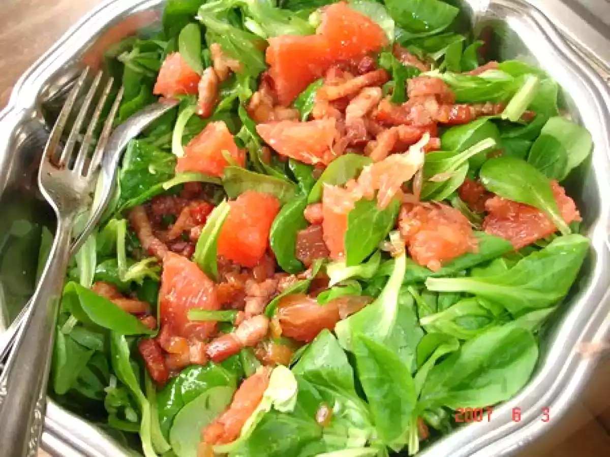 Salade de mâche aux lardons fumés, vinaigre de vin de framboises