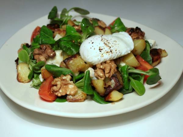 Salade De Mâche Aux Pommes De Terre Bleu Noix Oeuf Poché