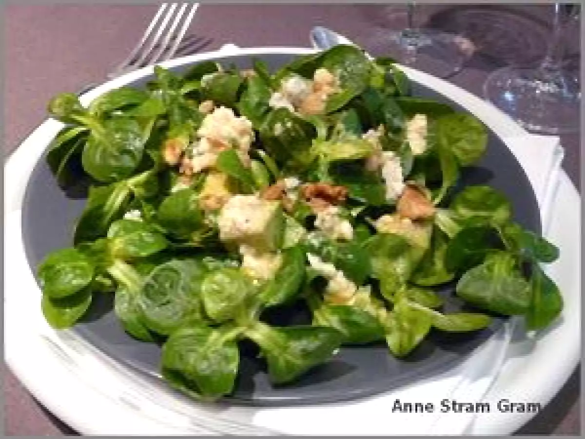 Salade de mâche, avocat et roquefort
