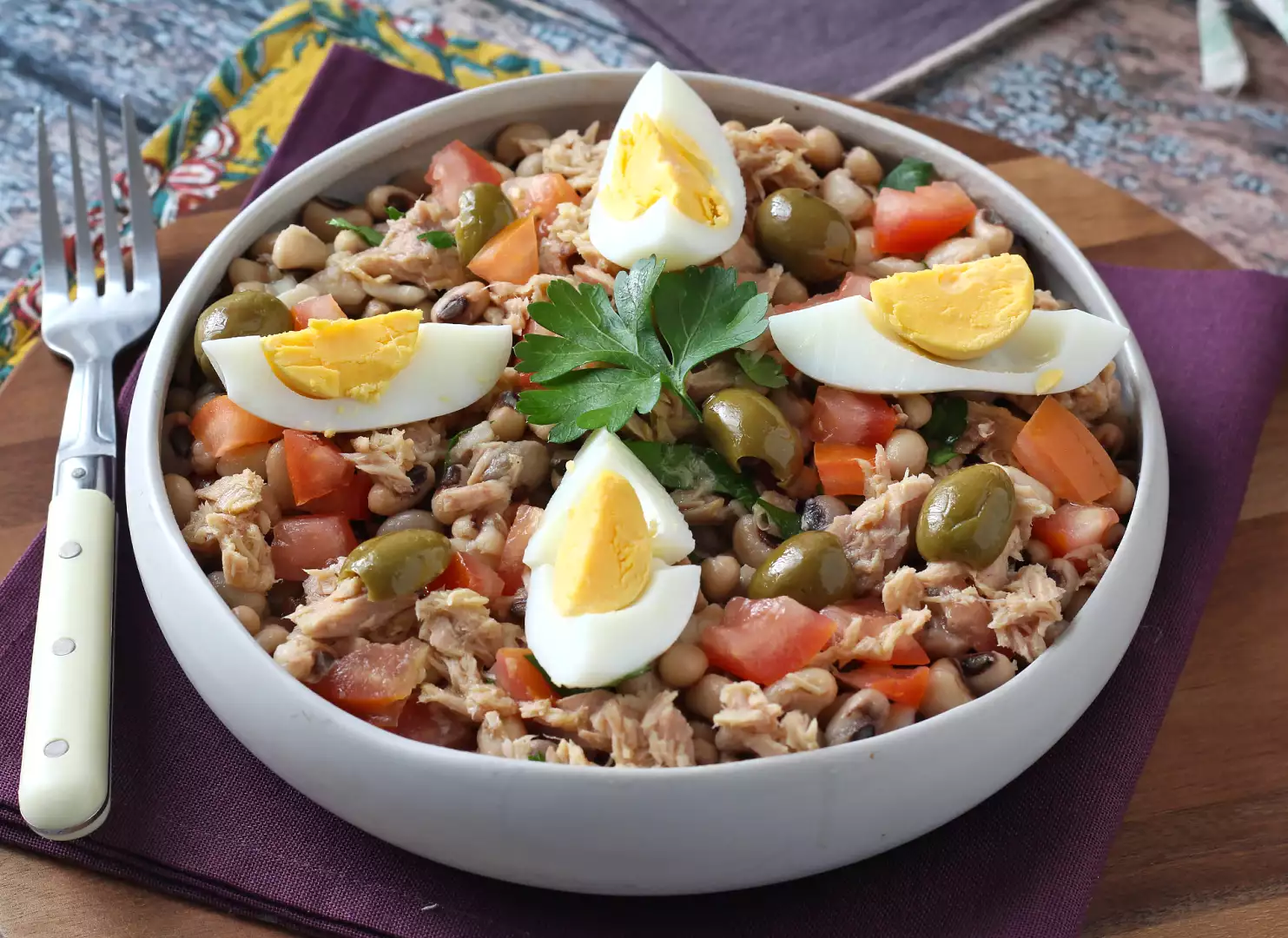 Salade de niébé (haricots cornille) au thon, œufs et olives : le classique portugais !