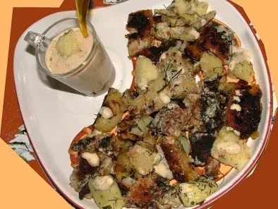 Salade de patates chaudes et froides avec poissons panés, à la c