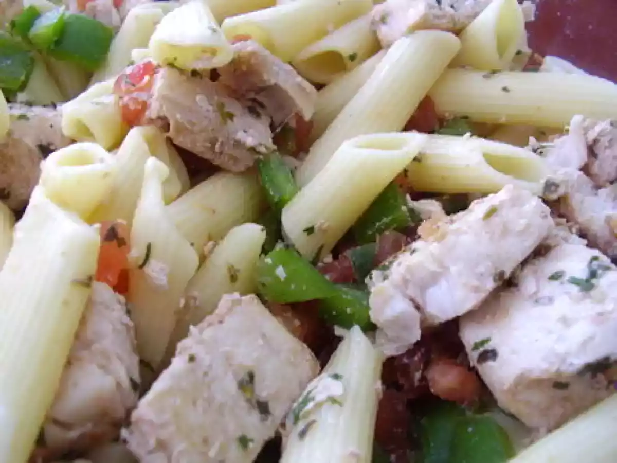 Salade de pâte à l'espadon.