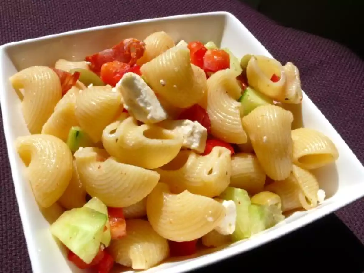 Salade de pâte aux poivrons, feta et chorizo