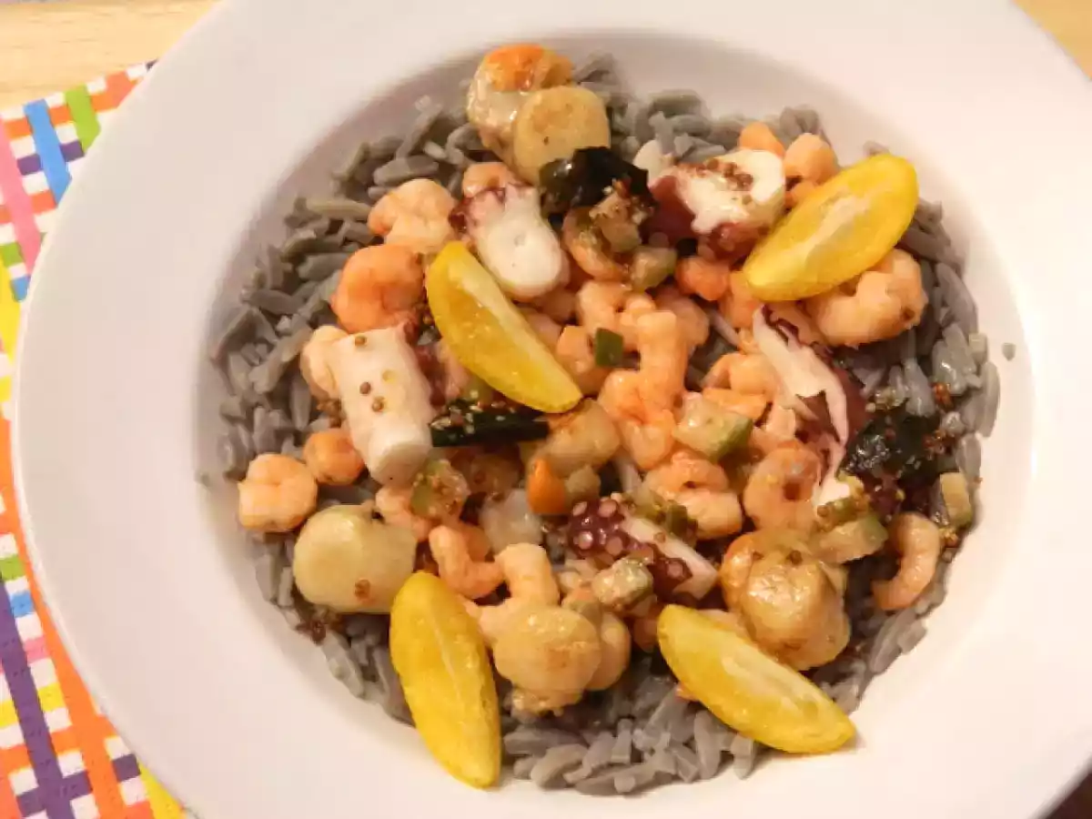 Salade de pâtes à l'encre de seiche