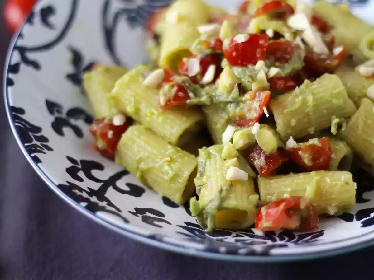 Salade de pâtes à la crème d'avocat, amandes et tomates cerises - photo 5