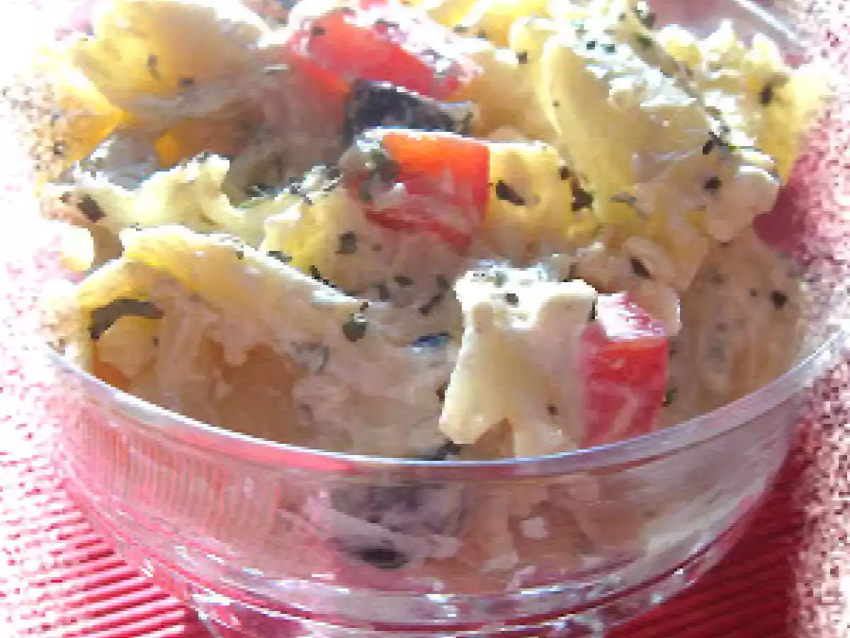 Salade de pâtes à la crème de fromage et au basilic