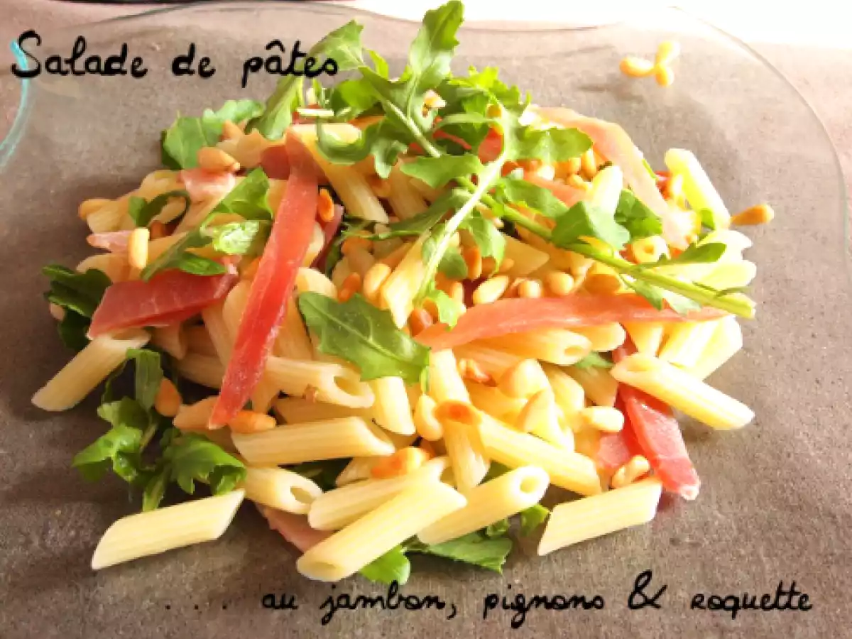 Salade de pâtes au jambon, pignons et roquette.