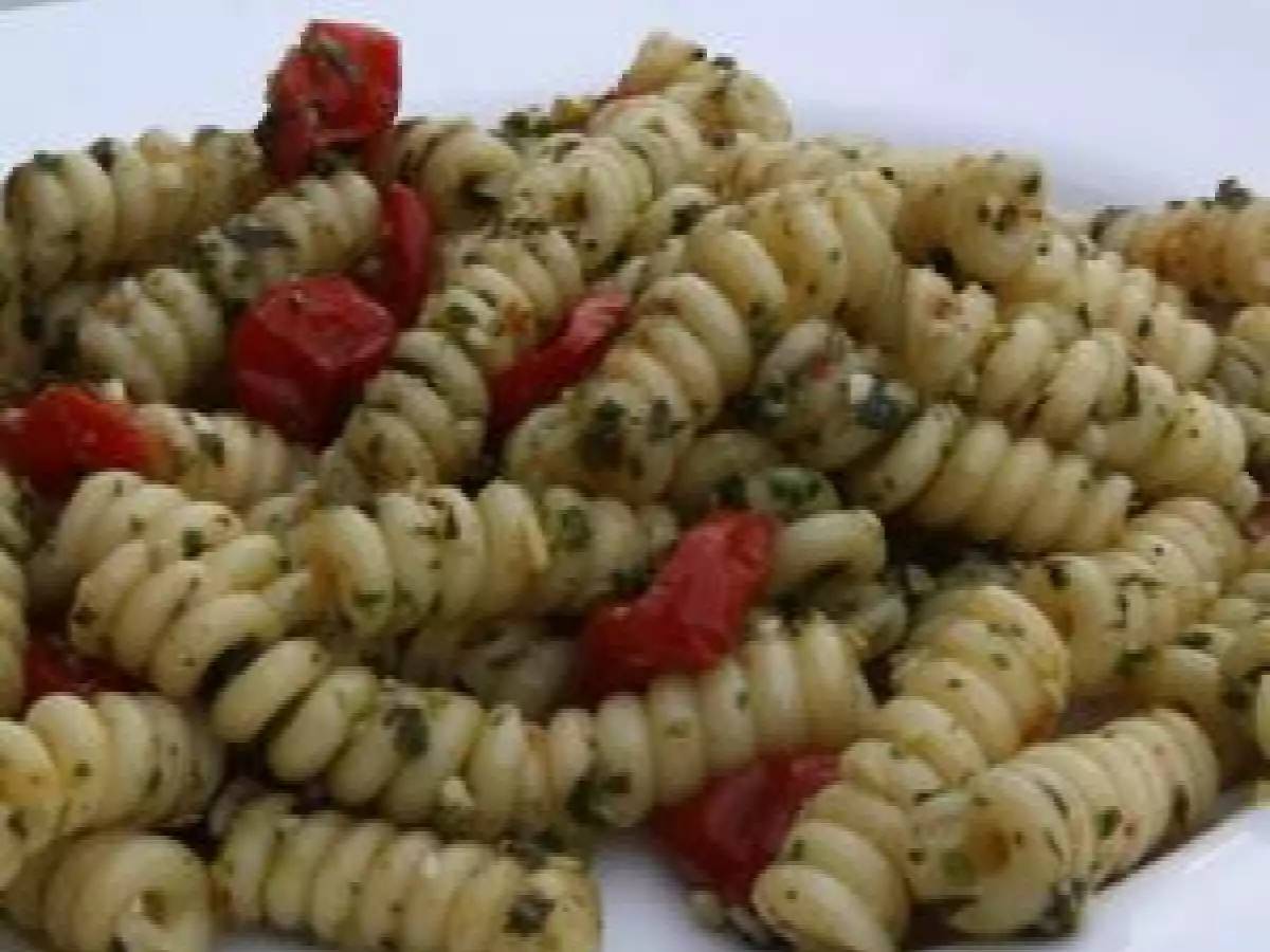 Salade de pâtes au pesto de roquette et tomates confites