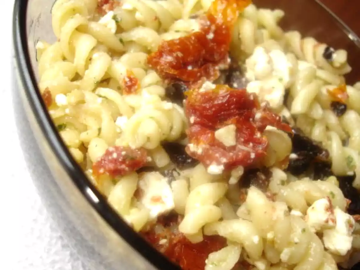 SALADE DE PATES AU PESTO, FETA ET TOMATES SECHEES