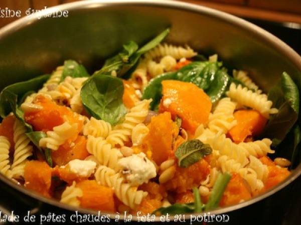 Salade de pâtes chaudes à la feta et au potiron, les légumes dans ma ville - photo 2