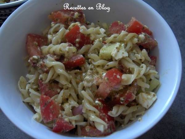 SALADE DE PATES FETA PESTO TOMATES