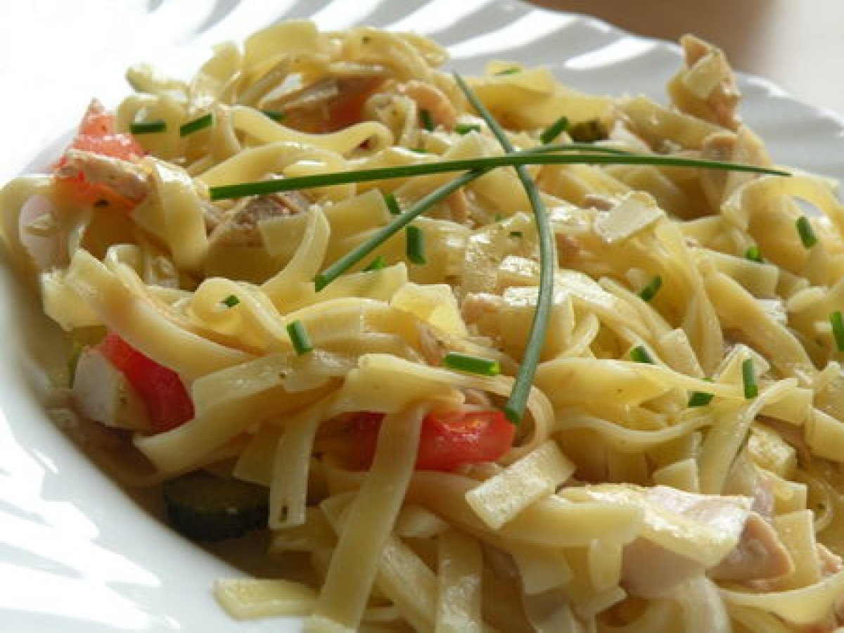 Recette de salade de pâtes froides au pesto, poulet, comté