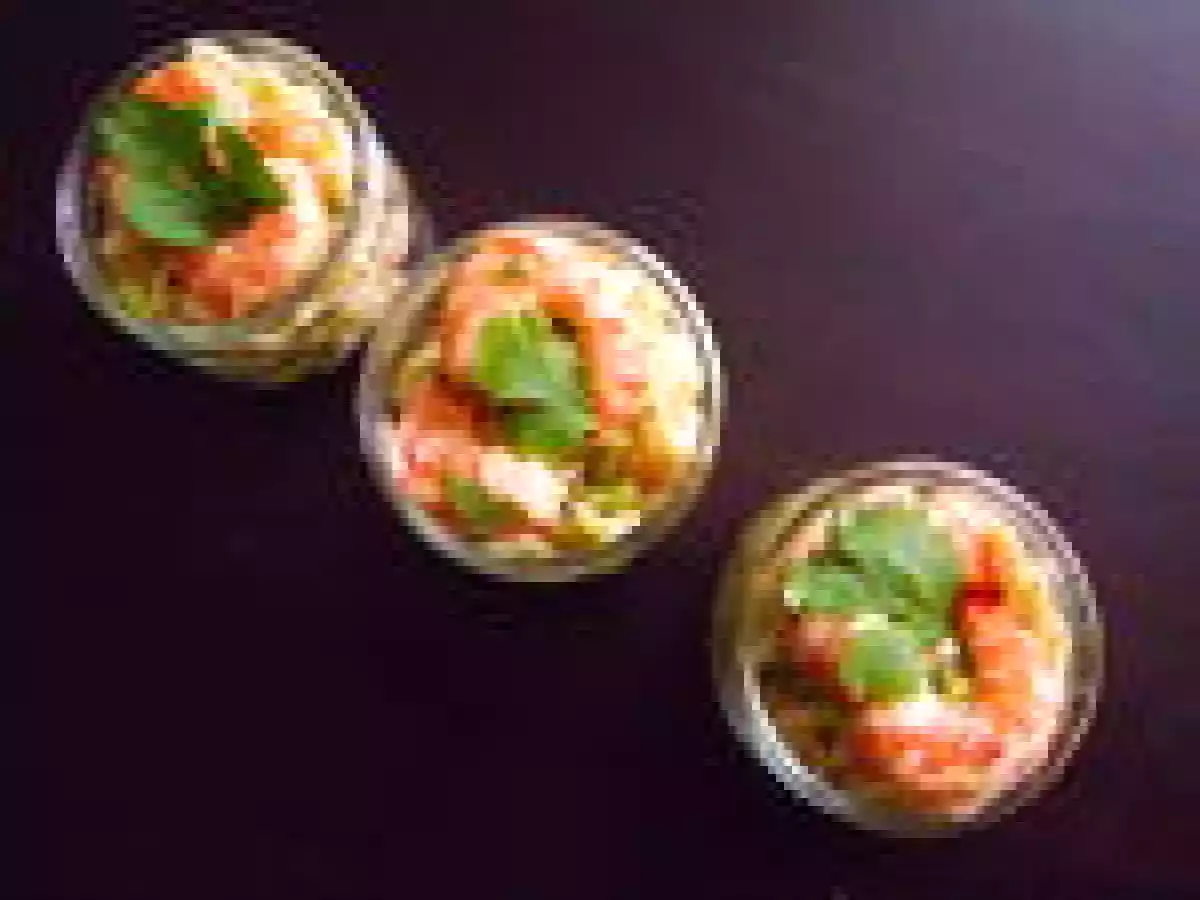 Salade de pâtes, pois cassés et gambas marinées