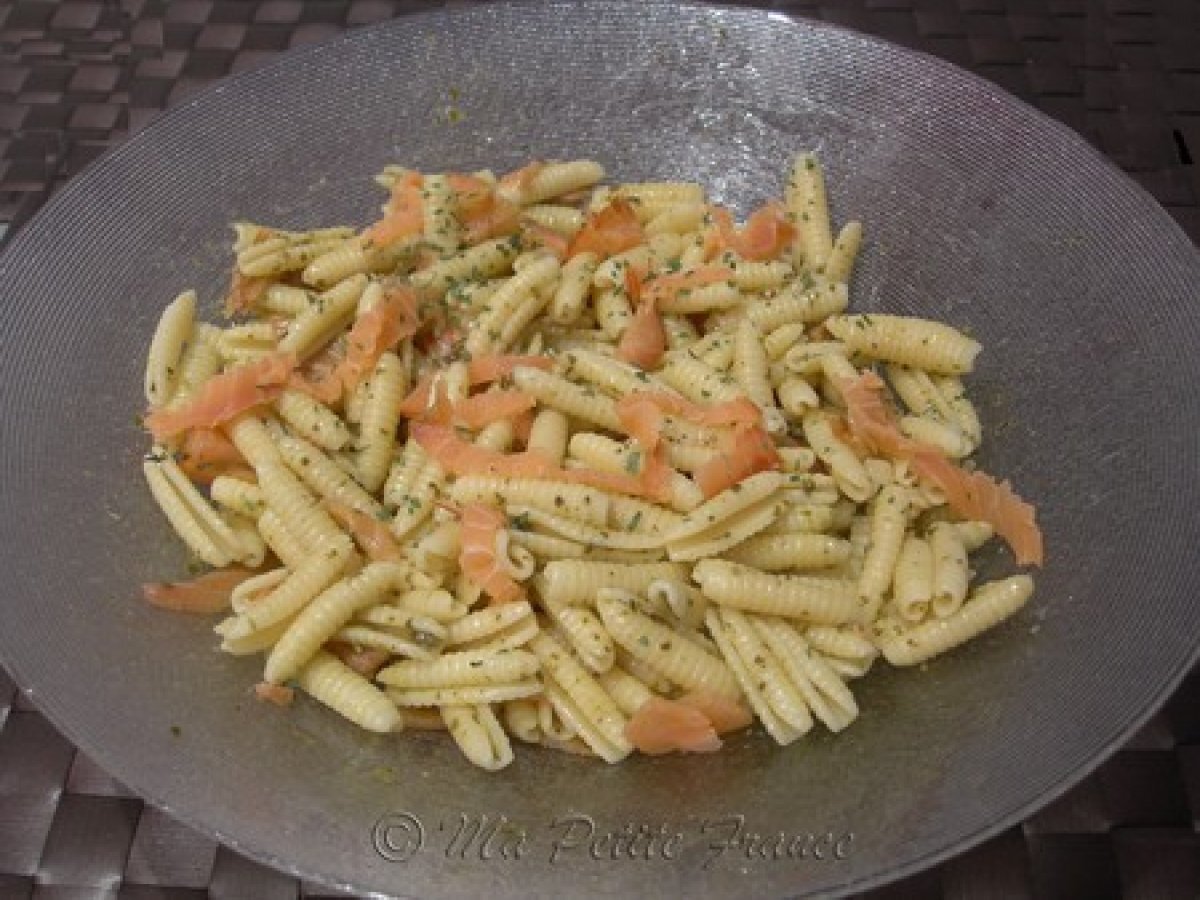 Recette de salade de pâtes, saumon fumé et pesto