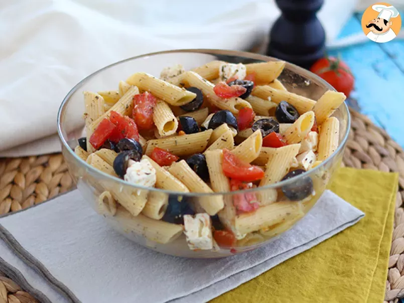 Salade de pâtes, tomate, feta et olives
