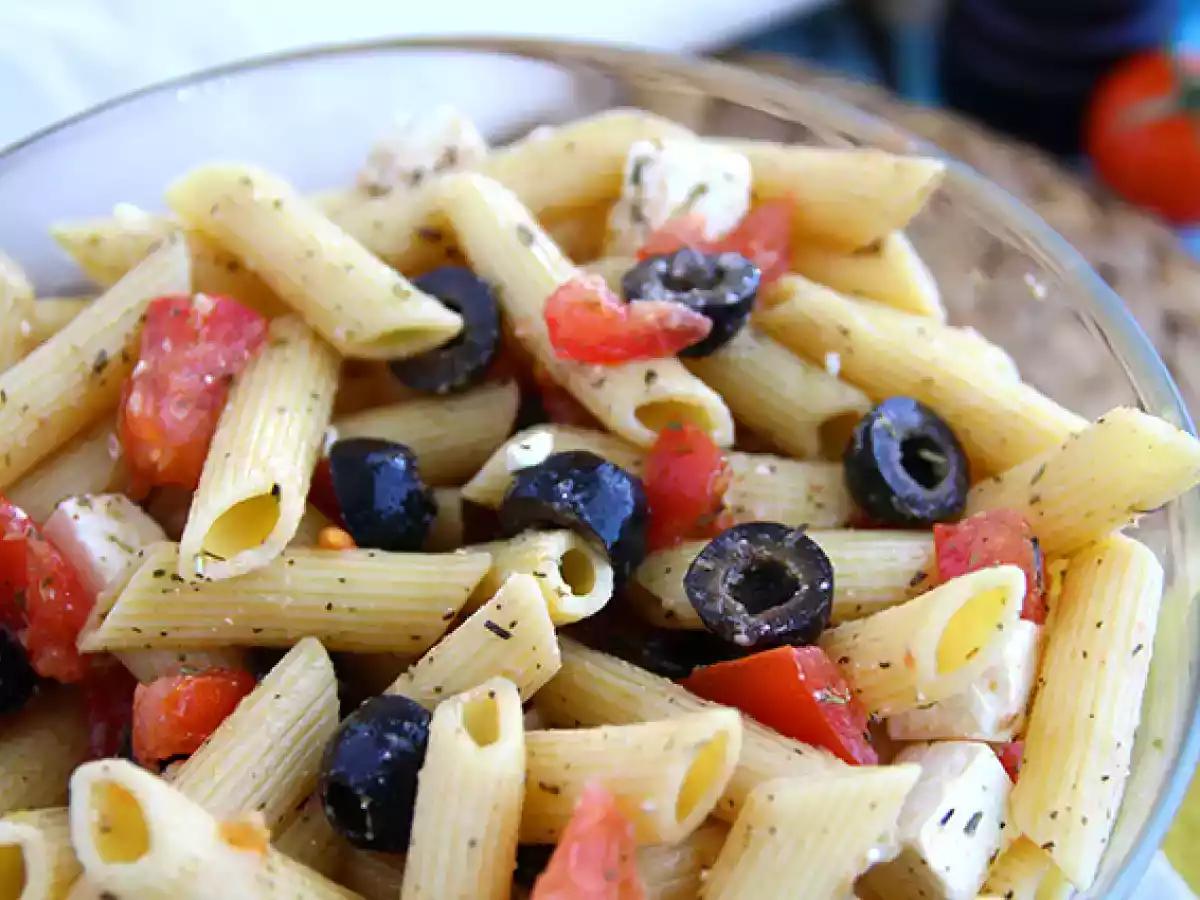 Salade de pâtes, tomate, feta et olives - photo 2