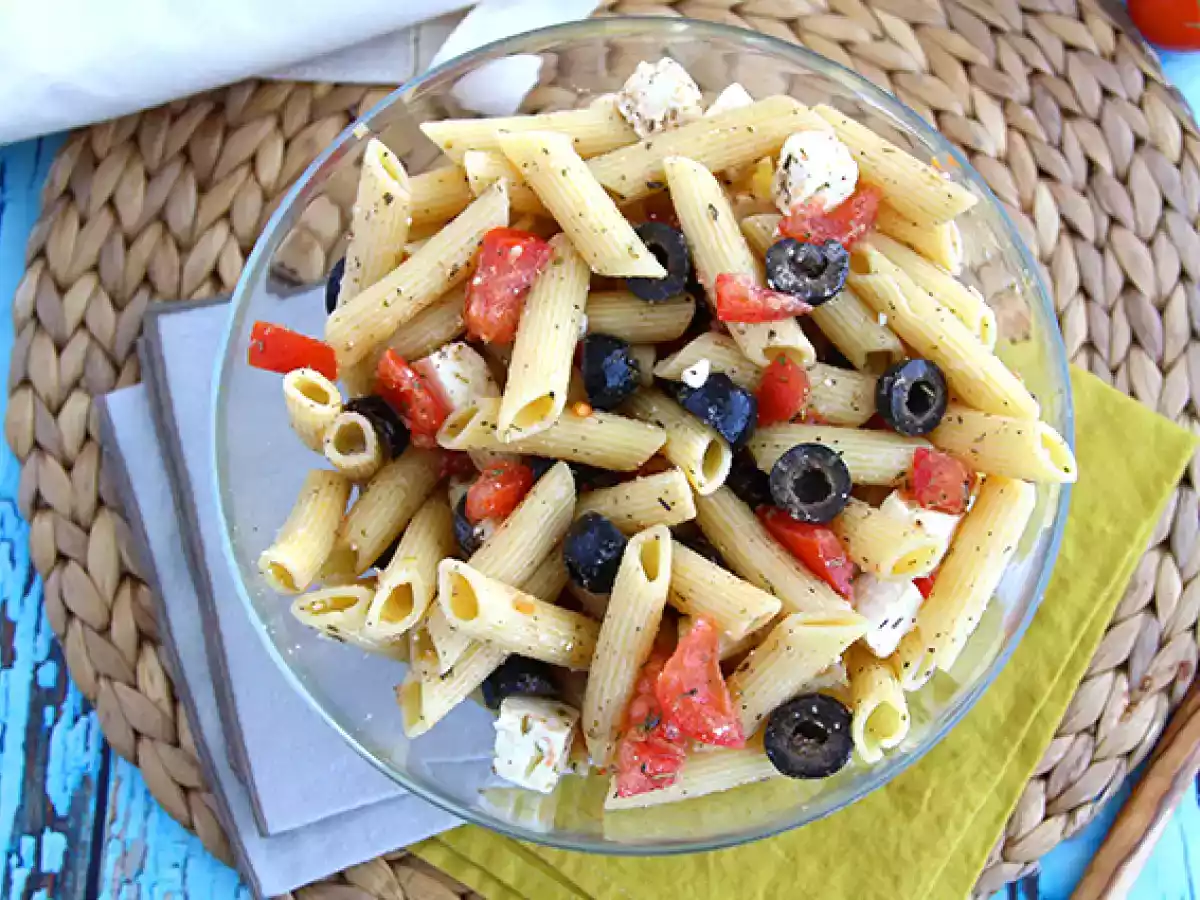 Salade de pâtes, tomate, feta et olives - photo 3