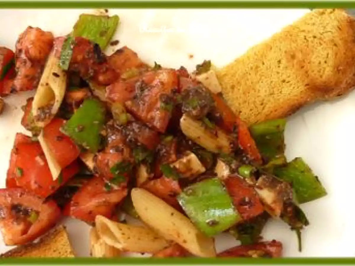 SALADE DE PÂTES TOMATES POIVRON BREBIS ET TAPENADE NOIRE